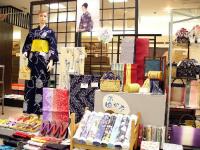 店内の中央にはゆかたが揃っております。
